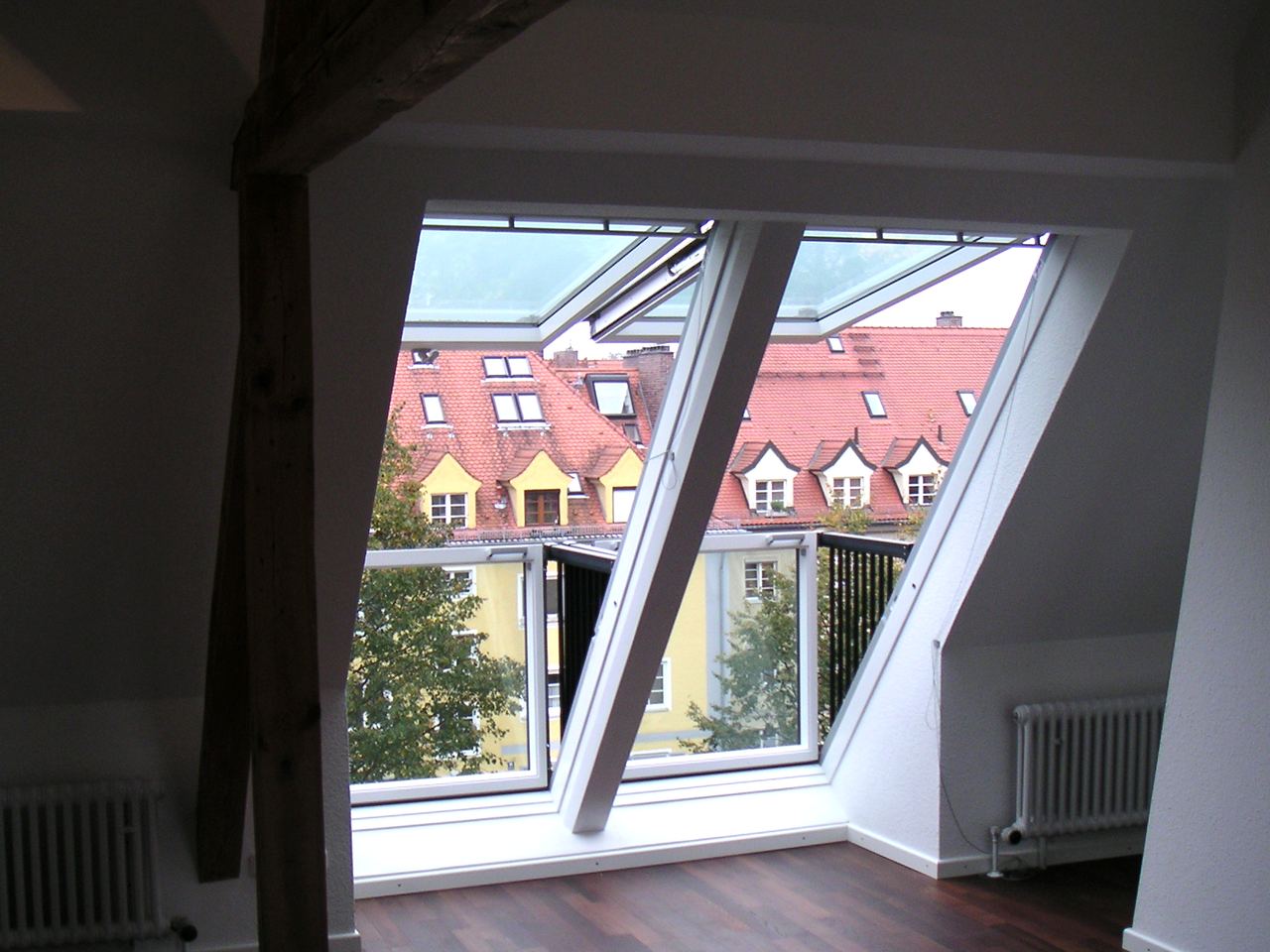 Verglaste Dachschräge von innen, Blick über die Dächer