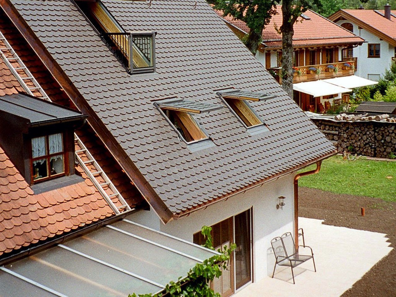 Steildach mit Biberschwanzziegeln, Dachflächenfenster mit Austritt und schmalem Geländer