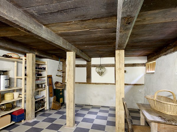 Ertüchtigte Deckenbalken mit neuen Stützen