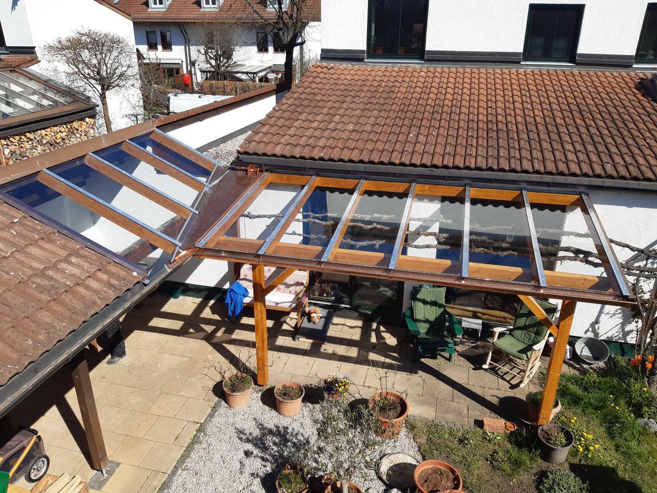 Glasüberdachte Terrasse von oben, Holzkonstruktion mit Weinspalier