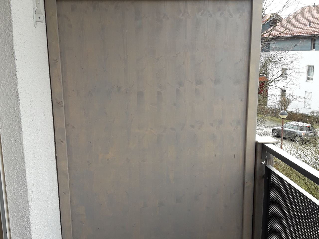 Weiße Pergola über Terrassenplatten