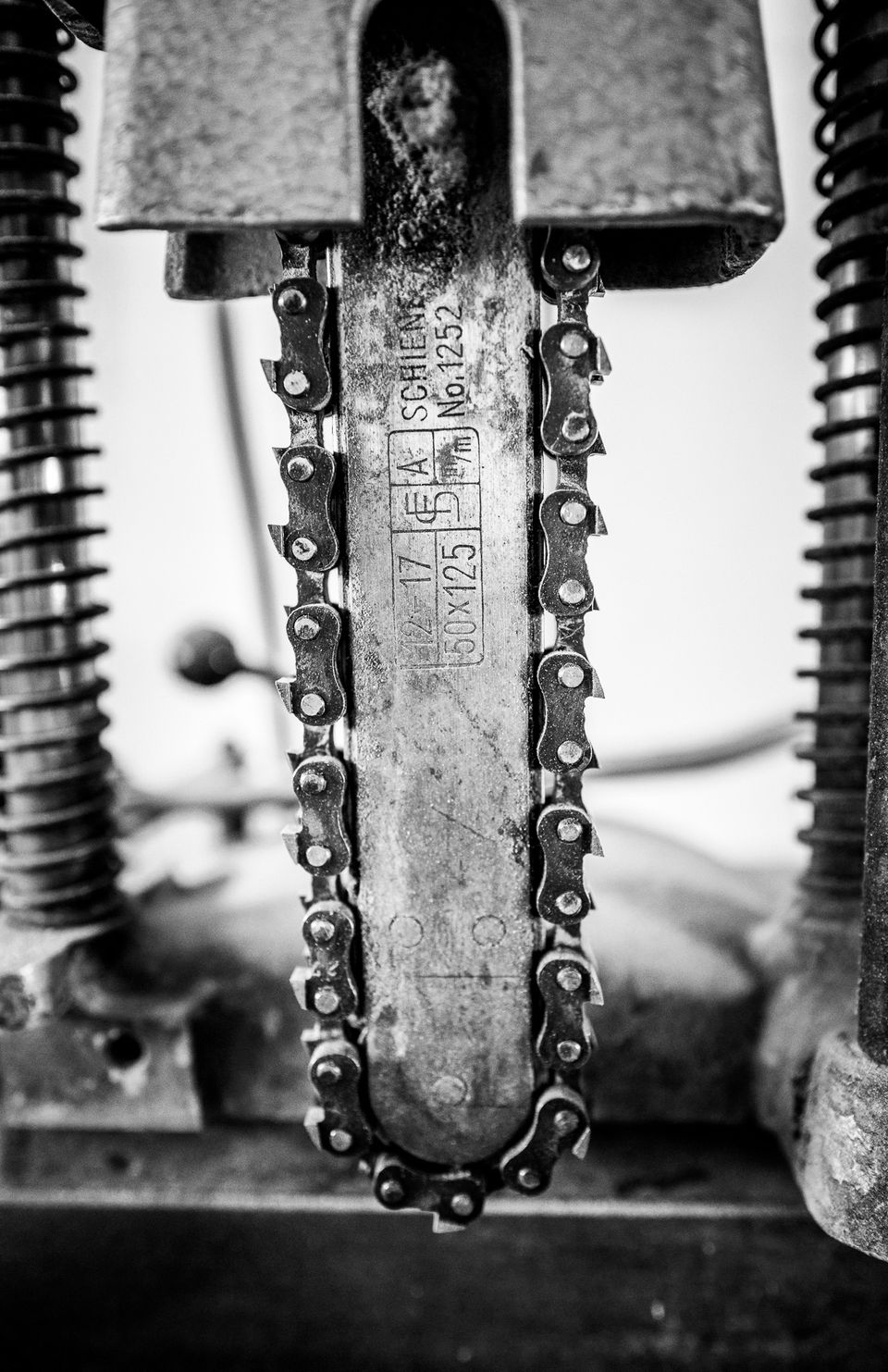 Kettenstemmer in der Werkstatt, Nahaufnahme von Schiene und Fräskette